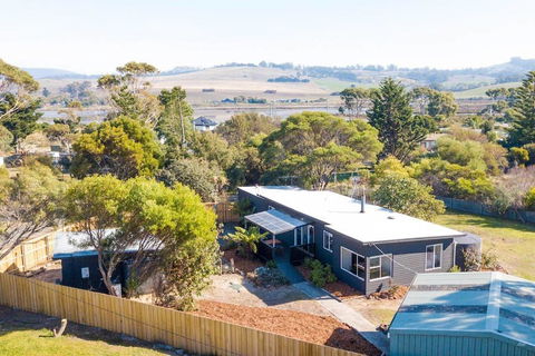 BUNGALOW BEAUTY - Hosted By: L'Abode Accommodation - Tourism TAS 3