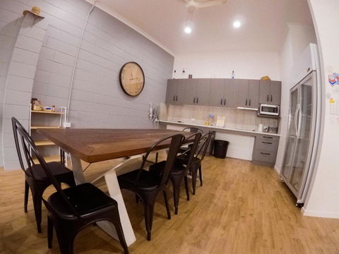 Bunk Inn Hostel - Tourism TAS 3