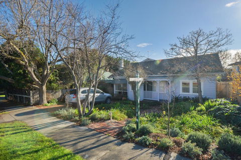 By The Seaside - Hobart Tourism 3