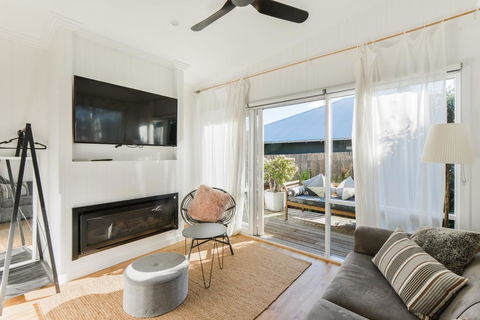 By The Seaside - Hobart Tourism 0