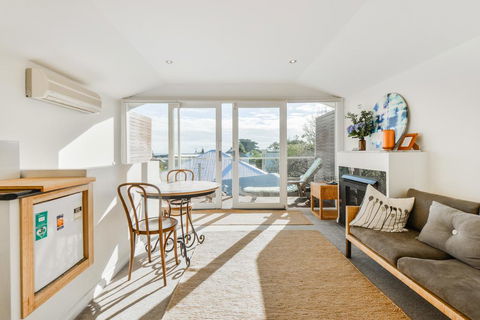 By The Seaside - Hobart Tourism 1