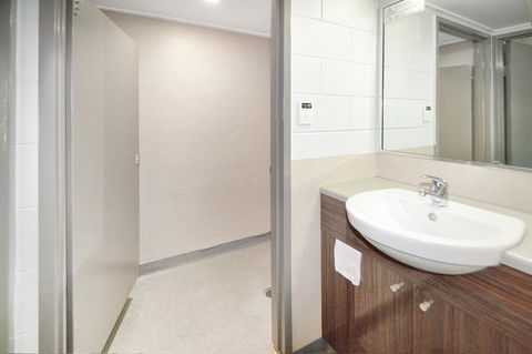 Cairns Adventure Lodge - Cook Your Own Meals In Your Private Kitchen Includes Dishwasher Washing Machine - Hobart Tourism 3