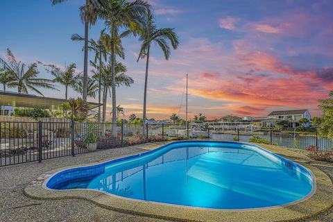 CANAL HOME NEAR MOOLOOLABA - Hobart Tourism 1