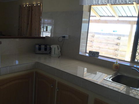 Caretakers Cottage Budget Accommodation - Hobart Tourism 3