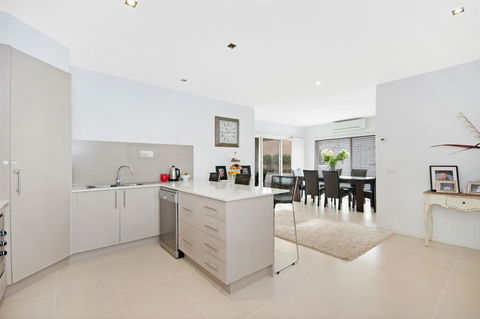 Central Warrnambool Townhouse - Tourism TAS 1