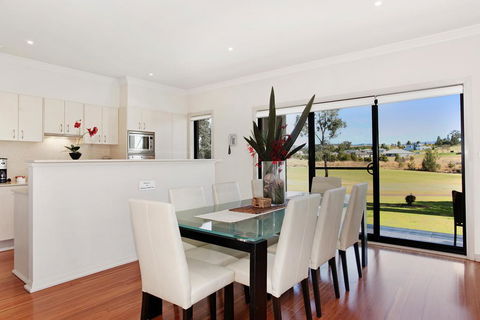 Chateau Shiraz - Hobart Tourism 1