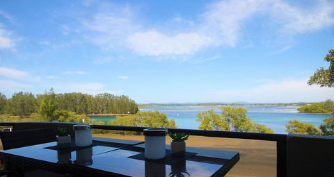 CHILL-OUT LAKESIDE @ FORSTER - Hobart Tourism 0