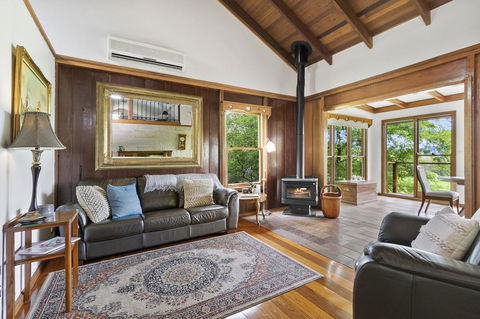 CHRISTOPHERS COTTAGE - Hobart Tourism 1