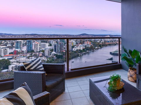 City Sky Home In Africa - River & Story Bridge Views - Hobart Tourism 0