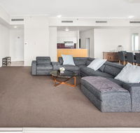 City-Centre Apartment With River Views and Balcony - Tourism TAS
