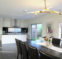 Classic 6BRM Villa in Melbourne