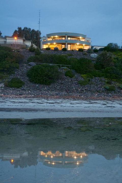 Cliff House Beachfront Villas - Tourism TAS 3