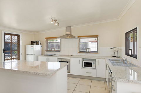Close To Water, Restaurants And Clubs, Toorbul St, Bongaree - Hobart Tourism 1