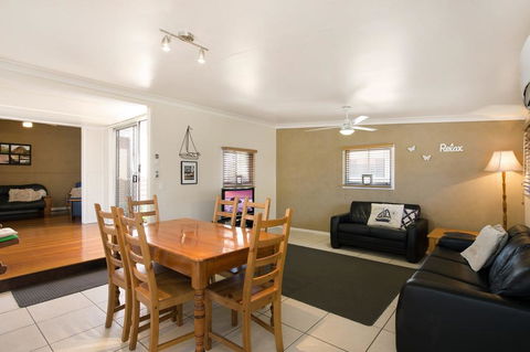 Close To Water, Restaurants And Clubs, Toorbul St, Bongaree - Hobart Tourism 0