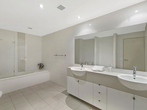 Coast Luxury Apartment Penthouse 23 - Hobart Tourism 2