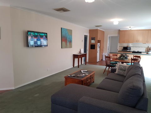 Cobram Cottage - Hobart Tourism 3