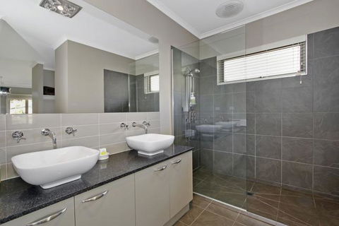 Collins Retreat - 4 Bedroom Home With Pool - Tourism TAS 2