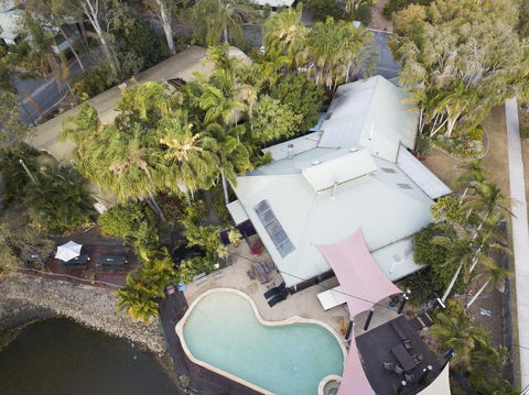 Colonial Village Cabins, Camping & Tours - Hervey Bay YHA - Hobart Tourism 1