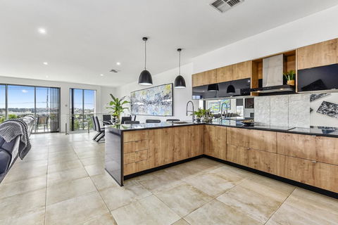 CONROE EXECUTIVE TOWNHOUSE - MODERN & STYLISH - Hobart Tourism 1