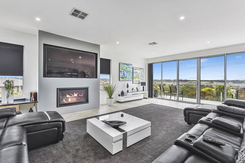 CONROE EXECUTIVE TOWNHOUSE - MODERN & STYLISH - Hobart Tourism 0