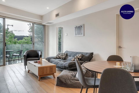 Convenient Apartment - 1 Min Walk To Train - Hobart Tourism 2