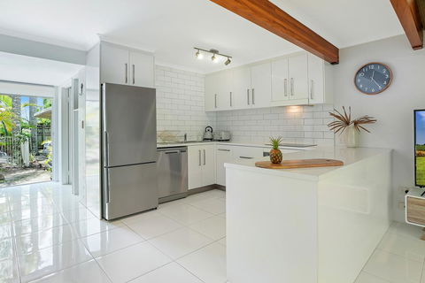 Cool Coastal Chic, Noosaville - Hobart Tourism 1