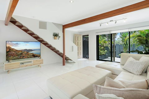 Cool Coastal Chic, Noosaville - Hobart Tourism 0