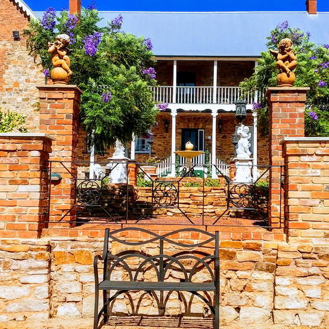 Courtyard Faversham House - Tourism TAS 3