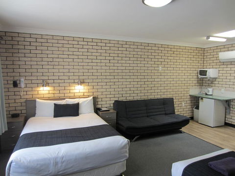 Cowra Crest Motel - Hobart Tourism 3