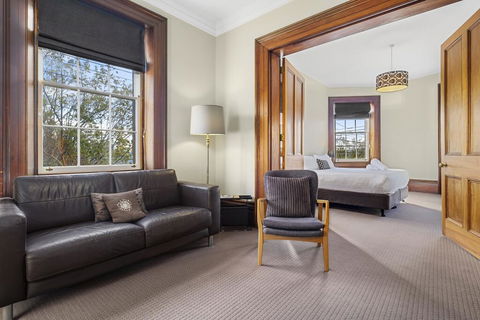 Cromwell Apartment - 3 Red Doors Battery Point - Hobart Tourism 1