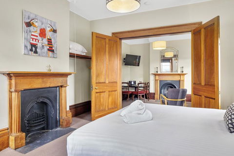 Cromwell Apartment - 3 Red Doors Battery Point - Hobart Tourism 3