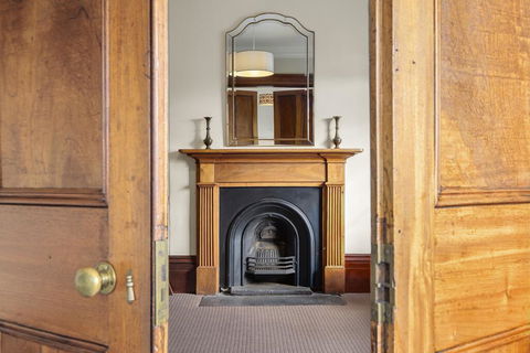 Cromwell Apartment - 3 Red Doors Battery Point - Hobart Tourism 2