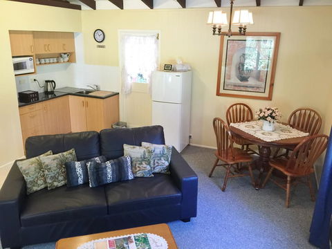 Curtis Cottage - Hobart Tourism 3