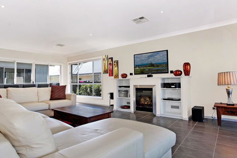 Cypress Point Lodge - Hobart Tourism 2