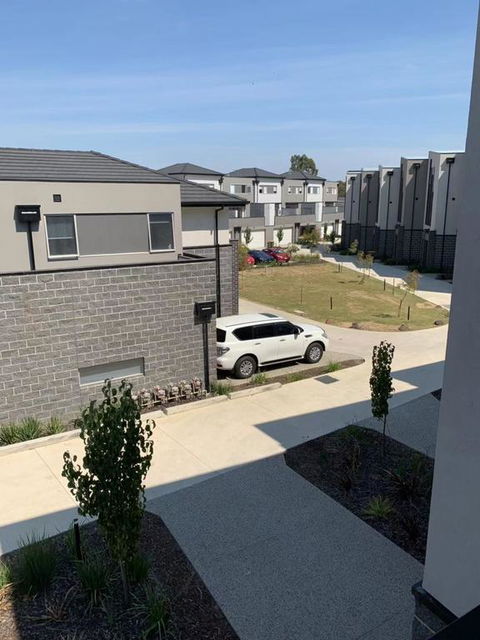 Delicate And Peaceful Bundoora Townhouse 10-R1 - Tourism TAS 3