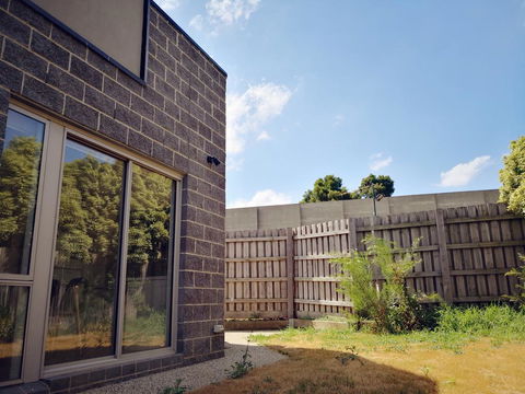 Delicate And Peaceful Bundoora Townhouse 10-R1 - Tourism TAS 1