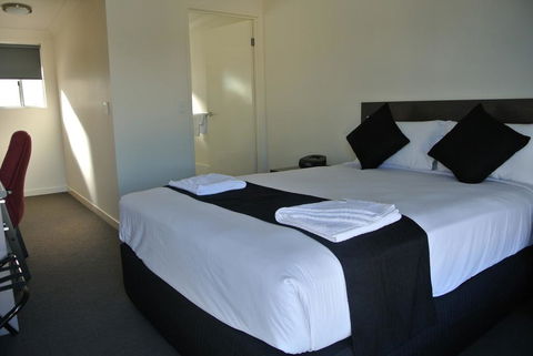 Dooley's Tavern & Motel Springsure - Hobart Tourism 0