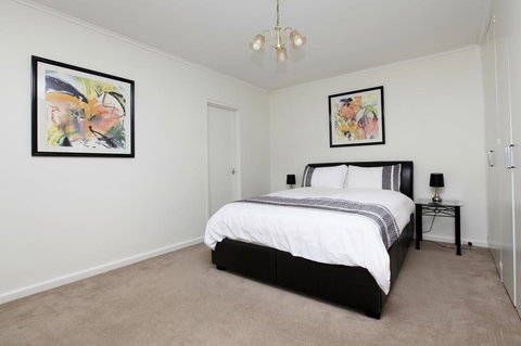 Downstairs In Hawthorn - Tourism TAS 0