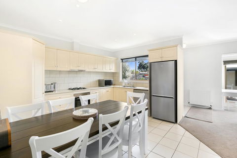 Easy Living Rosebud - Hobart Tourism 1