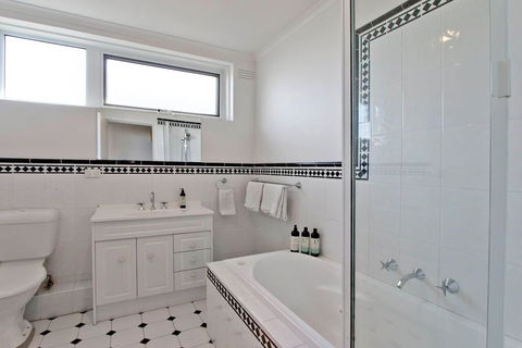 Elwood Seaside 2 Bed Retreat - Hobart Tourism 3