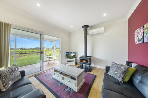Emma's Cottage Vineyard - Tourism TAS 2