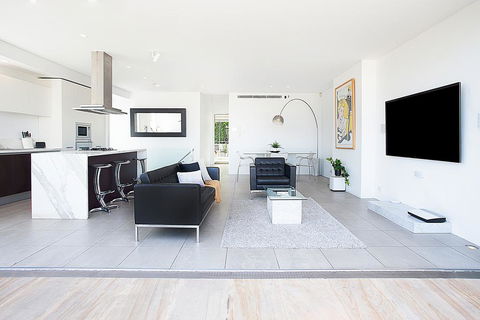 Enjoy Leafy Urban Outlooks In Modern Lifestyle Retreat - Tourism TAS 1