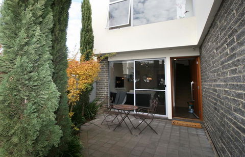 EROS City Fringe - Wifi, Wine, Netflix, Pets OK And Park Views! - Tourism TAS 3