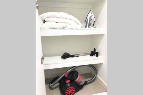 ESQ Astonishing 3BD Apartment 1 Min From Train Station - Hobart Tourism 3