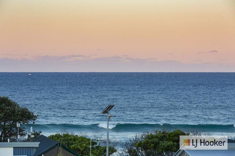 EXCLUSIVE OCEAN VIEW PENTHOUSE ON MARINE PARADE - Tourism TAS 1