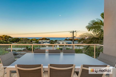 EXCLUSIVE OCEAN VIEW PENTHOUSE ON MARINE PARADE - Tourism TAS 0