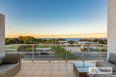 EXCLUSIVE OCEAN VIEW PENTHOUSE ON MARINE PARADE - Tourism TAS 3