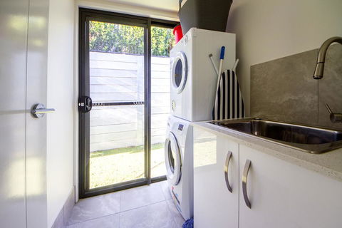 Executive Home Accomodation - Hobart Tourism 1