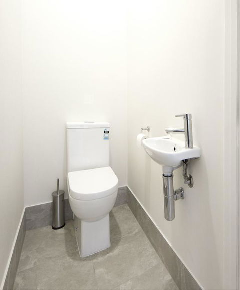 Executive Home Accomodation - Hobart Tourism 3