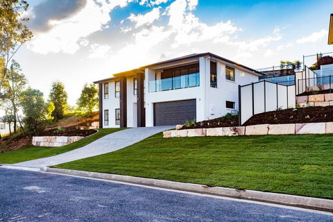 Executive Home Accomodation - Hobart Tourism 0